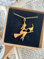 Collier moyenne sorcière sur son balai avec son chat
