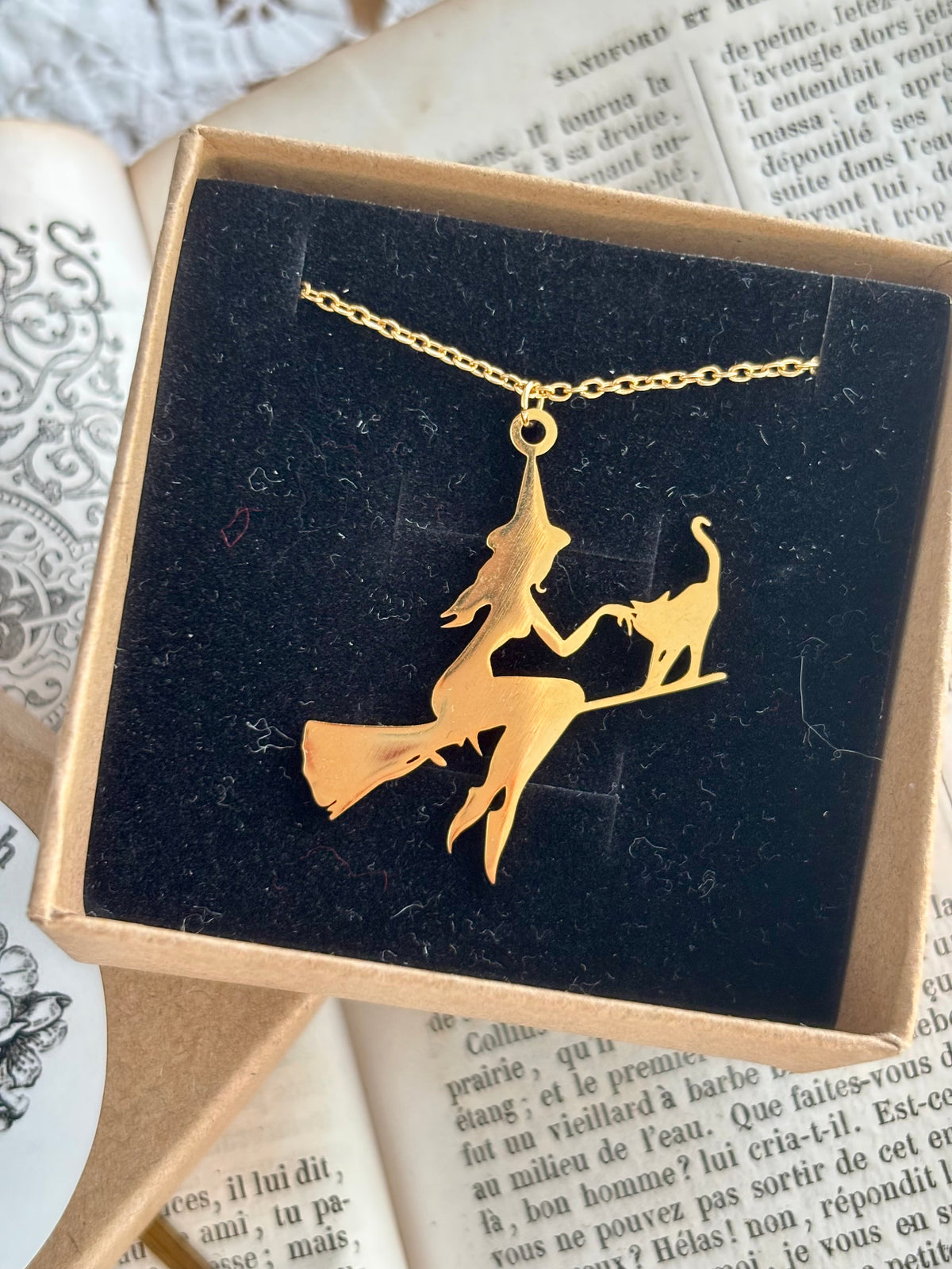 Collier moyenne sorcière sur son balai avec son chat
