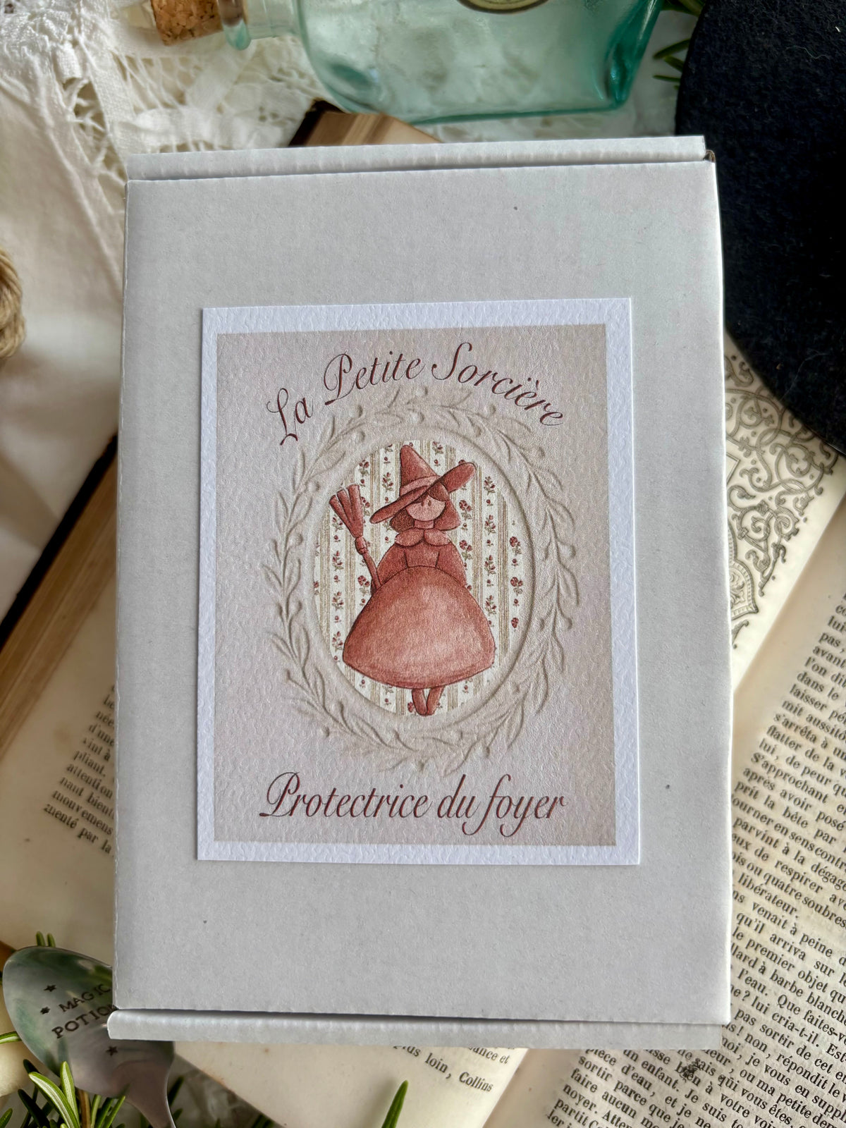Petite sorcière protectrice du foyer - blanc