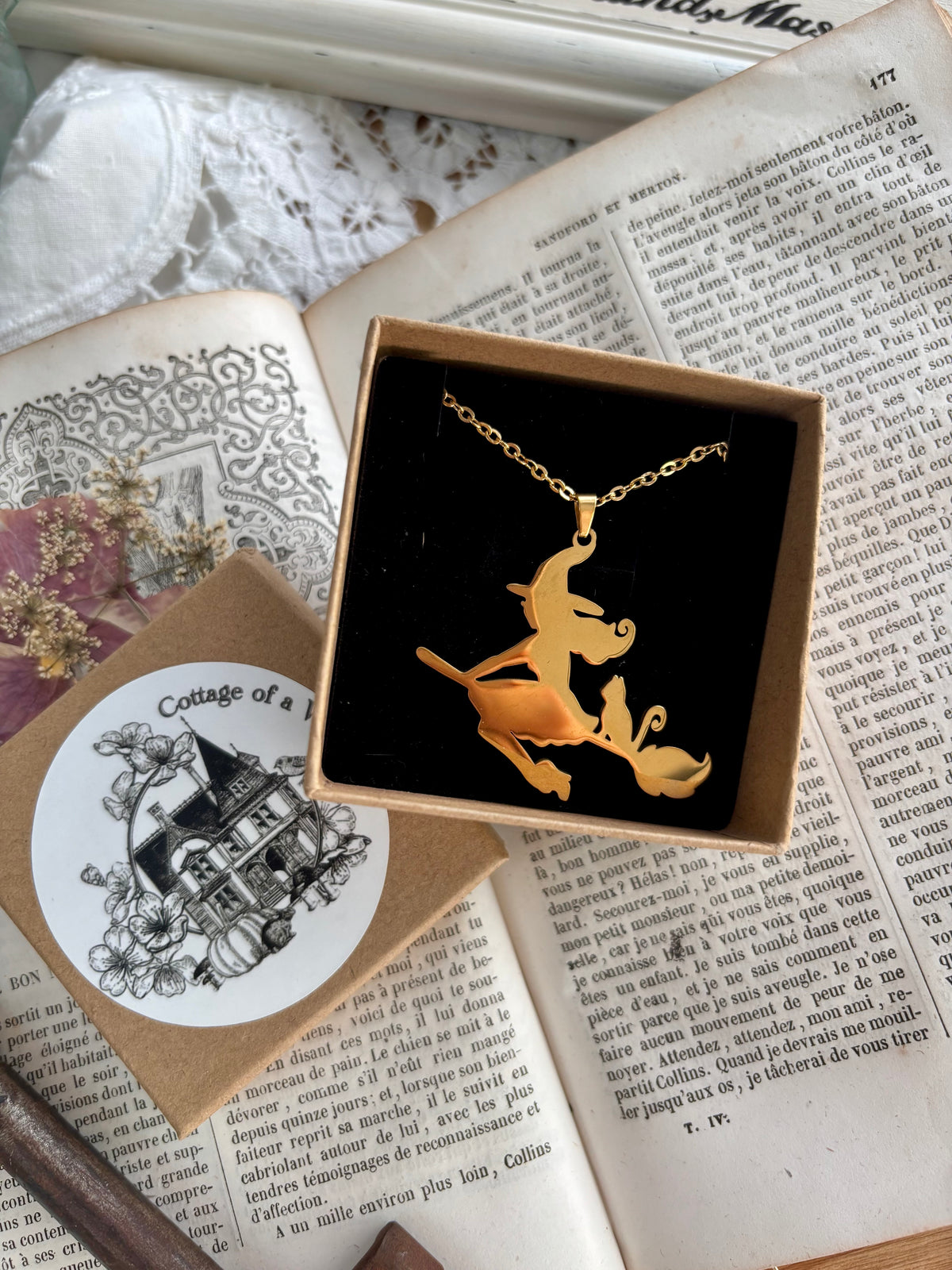 Collier grande sorcière sur son balai