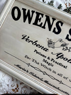 Enseigne en bois peint à la main - Owens Sisters Apothecary