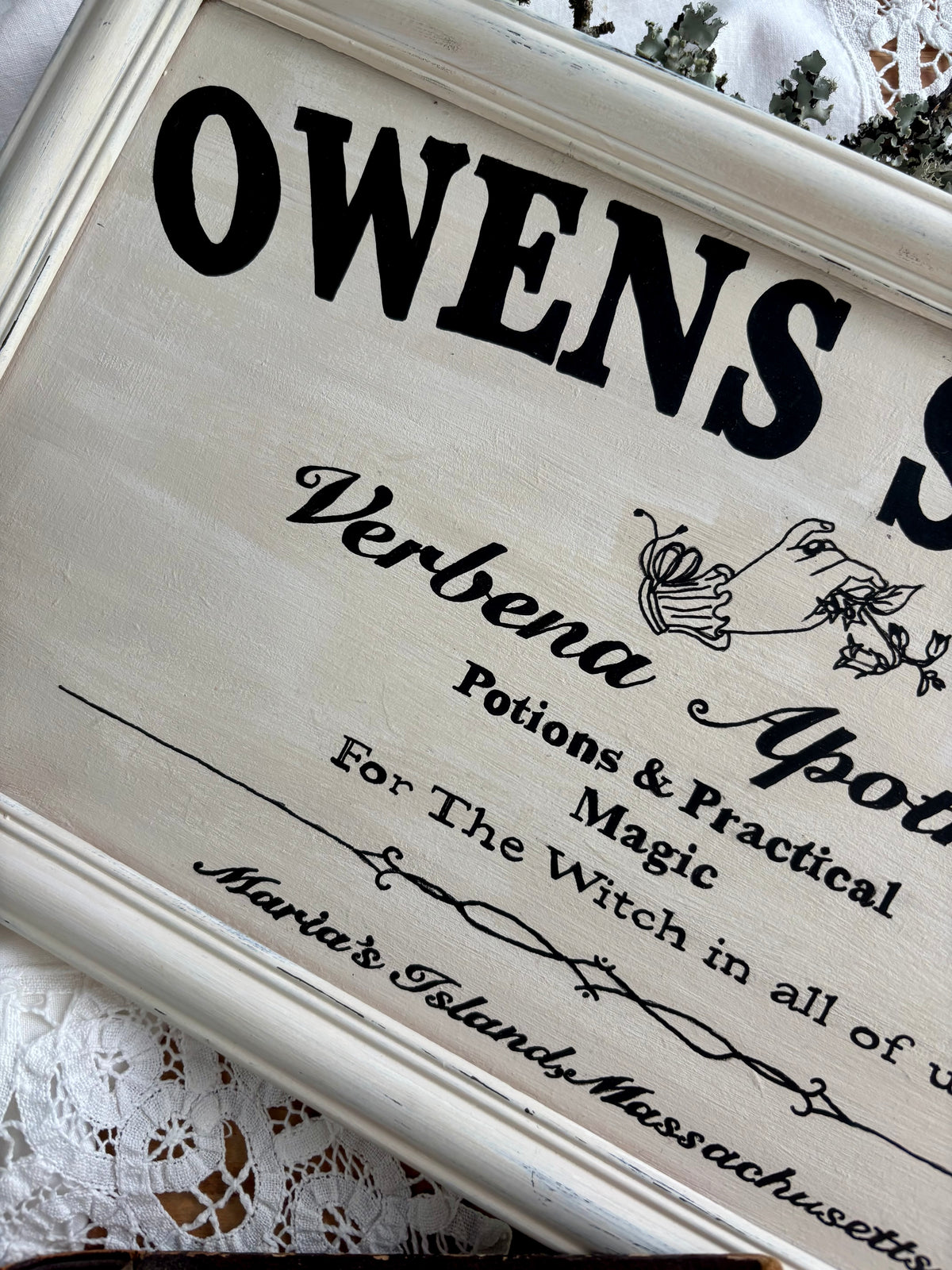 Enseigne en bois peint à la main - Owens Sisters Apothecary