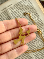 Collier moyenne sorcière sur son balai avec son chat