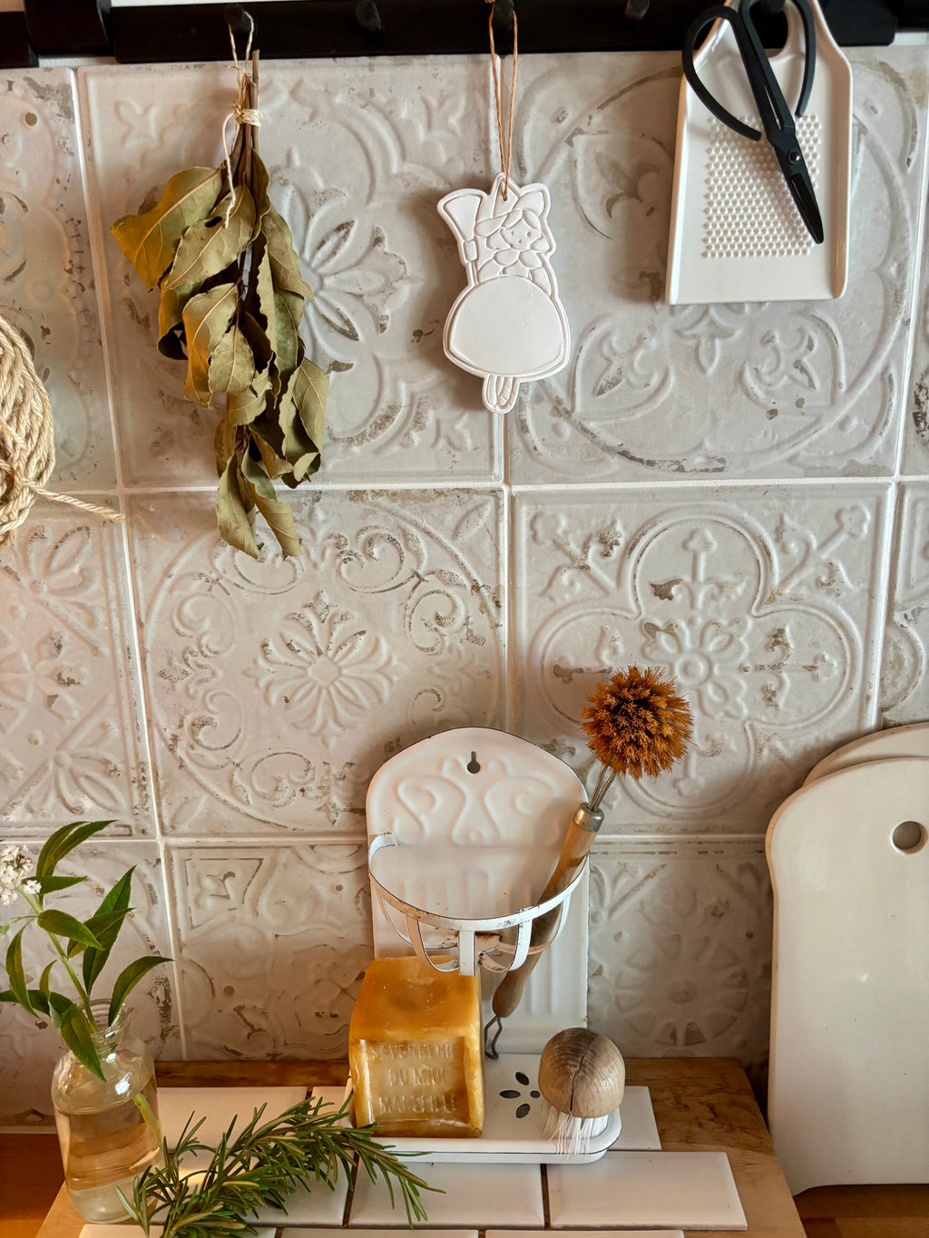 Petite sorcière protectrice du foyer - blanc