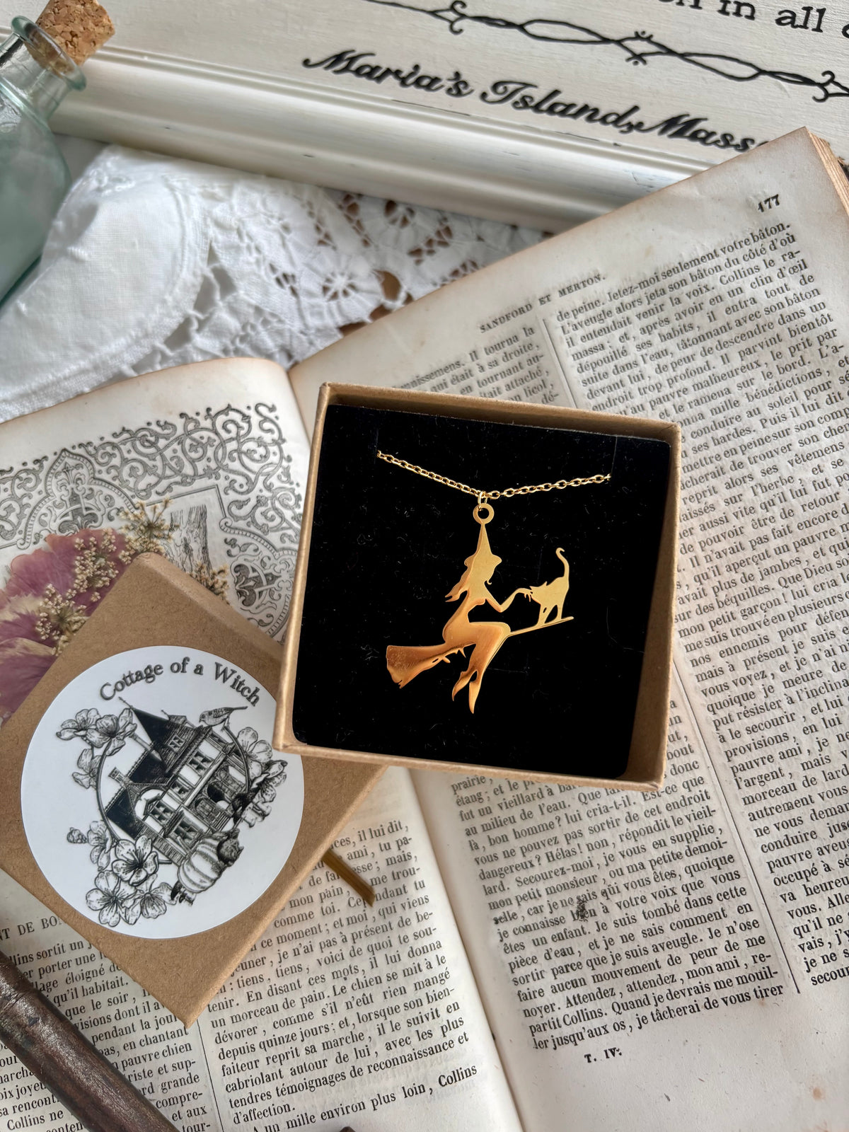 Collier moyenne sorcière sur son balai avec son chat