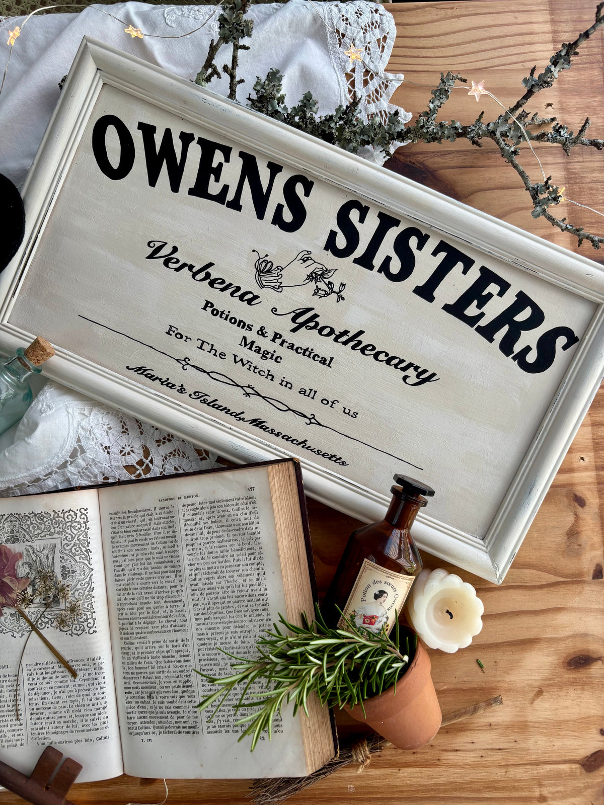 Enseigne en bois peint à la main - Owens Sisters Apothecary